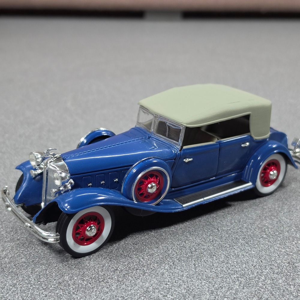 Chrysler 1932 LeBaron Diecast Model Car Blue Tan Convertible Top Excellent